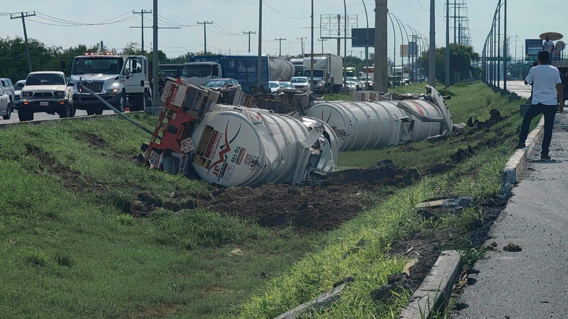 Vuelca chófer con más de 70 mil litros de combustible en Reynosa Jaime Jiménez (2)